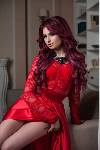 Menina ruiva em um vestido vermelho no interior — Fotografia de Stock
