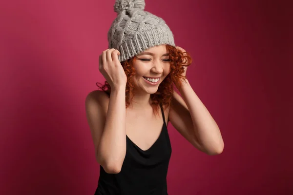 スタジオでポーズをとって暖かい冬帽子をかぶってかわいい若い女性 — ストック写真