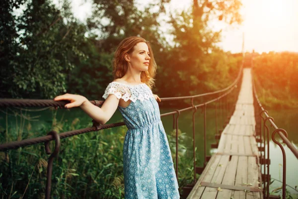 川に橋の上に立っている美しい少女. — ストック写真