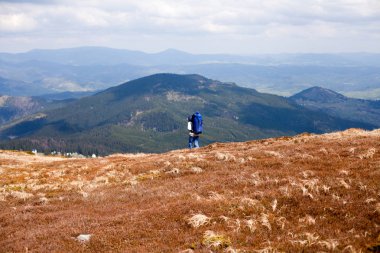 adam bir dağ büyük sırt çantası, dağ Gezgin ile büyük bir sırt çantası ile