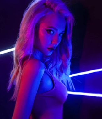 seksi kız moda sanat fotoğrafı gece kulübünde siyahlar giymiş. Mükemmel kadın bedeni ile arka planında neon harflerle