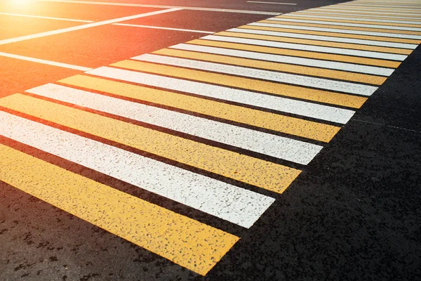 Novo bacground pedestre branco e amarelo na cidade . — Fotografia de Stock