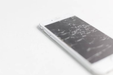 Kırık cep telefonu ekran, dağınık parçaları. Akıllı telefon İzleyicisi hasar kadar sahte. Cep telefonu crash ve tırmalamak. Telefon ekran cam hit.