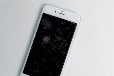 Kırık cep telefonu ekran, dağınık parçaları. Akıllı telefon İzleyicisi hasar kadar sahte. Cep telefonu crash ve tırmalamak. Telefon ekran cam hit.