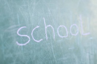 Kara tahta ahşap çerçeve ve metin okul