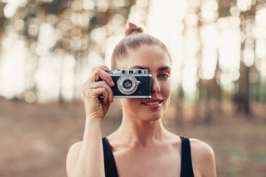 Vintage fotoğraf makinesi kullanarak hippi kız yakın çekim, boş boş mockup, el ve fotoğraf arka plan cihaz seyahat üzerinde tutarak görünümü turizm alanı Kopyala