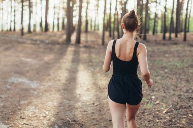 çam sabah ormanda çalışan sağlıklı yaşam brunet fitness sportif kadın runner