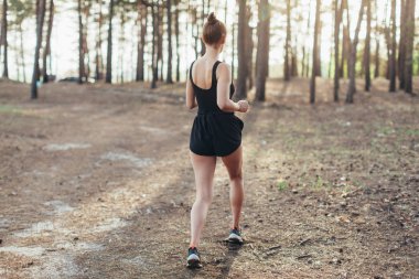 çam sabah ormanda çalışan sağlıklı yaşam brunet fitness sportif kadın runner