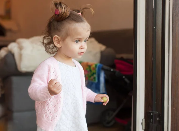 Krullend meisje een kind komt uit het huis staat op de stoep — Stockfoto