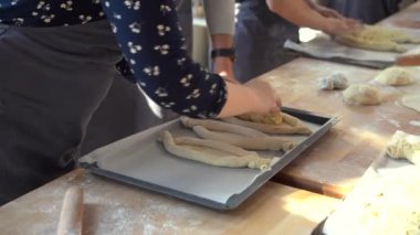 Mutfak ustası sınıfı. Khachapuri 'yi hazırlayan insanlara yakın çekim. Geleneksel Gürcü peynirli ekmek. Gürcü yemekleri