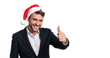 İş elbisesi içindeki yakışıklı beyaz adam ve Noel Baba şapkaları stüdyo gülüşünde beyaz arka planda duruyor..