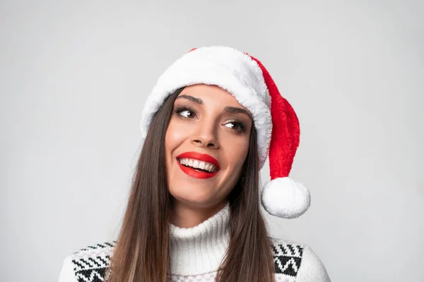 Close up retrato beautifiul mulher caucasiana em chapéu vermelho de Papai Noel no fundo do estúdio branco. Conceito de Natal e Ano Novo . — Fotografia de Stock