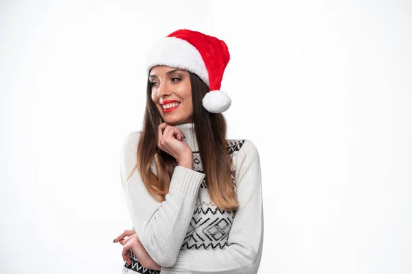 De cerca retrato beautifiul mujer caucásica en sombrero de Santa rojo sobre fondo de estudio blanco. Navidad y Año Nuevo concepto de vacaciones . — Foto de Stock