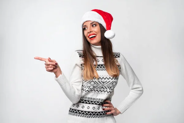 Close up retrato beautifiul mulher caucasiana em chapéu vermelho de Papai Noel no fundo do estúdio branco. Conceito de Natal e Ano Novo . — Fotografia de Stock