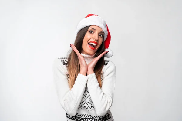 Close up retrato beautifiul mulher caucasiana em chapéu vermelho de Papai Noel no fundo do estúdio branco. Conceito de Natal e Ano Novo . — Fotografia de Stock