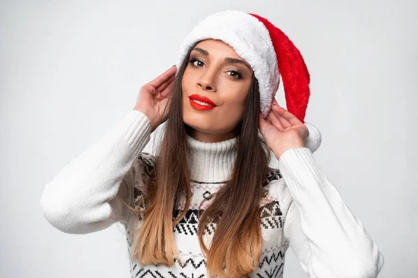 Nahaufnahme Porträt beautifiul kaukasische Frau mit rotem Weihnachtsmann auf weißem Studiohintergrund. Weihnachts- und Neujahrsferien-Konzept. — Stockfoto