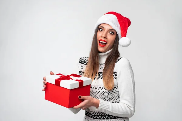 Közelkép portré gyönyörű fehér nő piros Mikulás kalap fehér stúdió háttér. Karácsony és újév ünnep koncepció. — Stock Fotó