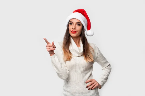 Close up retrato beautifiul mulher caucasiana em chapéu vermelho de Papai Noel no fundo do estúdio branco. Conceito de Natal e Ano Novo . — Fotografia de Stock