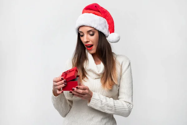 Közelkép portré gyönyörű fehér nő piros Mikulás kalap fehér stúdió háttér. Karácsony és újév ünnep koncepció. — Stock Fotó