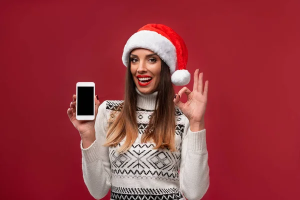 Közelkép portré gyönyörű kaukázusi nő piros Mikulás kalap piros stúdió háttér. Karácsony és újév ünnep koncepció. — Stock Fotó