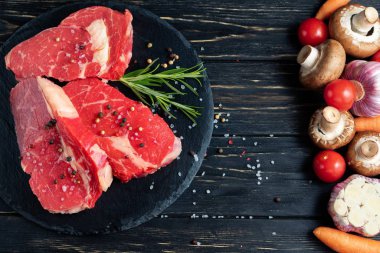 Masanın bir tarafında güzel sulu, çiğ sığır eti diğer tarafında sebze vardır. Yemeğinizi seçin.