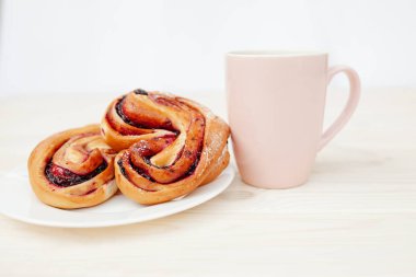 Beyaz arka planda siyah geçerli berry pie ile rustik.