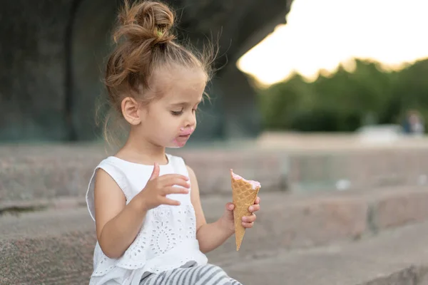 Liten kaukasiska flicka 3 år äter glass närbild porträtt — Stockfoto