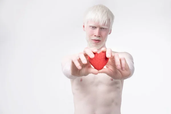 Portret Albino człowieka w Studio ubrany t-shirt wyizolowany na białym tle. nieprawidłowych odchyleń. niezwykły wygląd — Zdjęcie stockowe