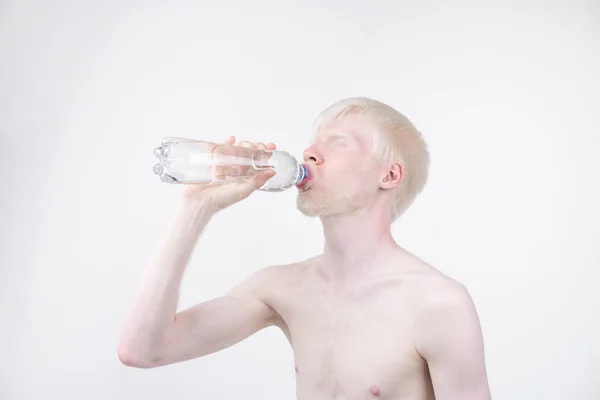 Portrait d'un homme albinos en studio vêtu d'un t-shirt isolé sur fond blanc. écarts anormaux. apparence inhabituelle — Photo