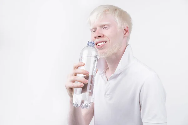 Retrato de um homem albino em estúdio vestido t-shirt isolado em um fundo branco. desvios anormais. aparência incomum — Fotografia de Stock