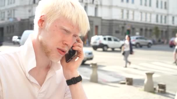 Portrait d'un homme albinos debout en plein air — Video