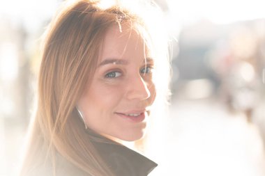 Işık arkaplanda bir portre. Güzel surat. Açık hava yaşam tarzı konsepti. Güzellik portresi. Pozitif kişi. Gençlik yaşam tarzı. Gülümseyen kız.