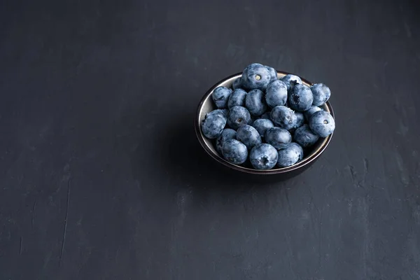 Superalimento orgánico antioxidante de arándanos en un concepto de tazón para una alimentación y nutrición saludables — Foto de Stock