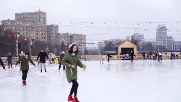 2019年12月29日，乌克兰哈尔科夫市中心广场上的溜冰场，人们在新年假期滑冰。 圣诞博览会。 快乐的生活. — 图库视频影像