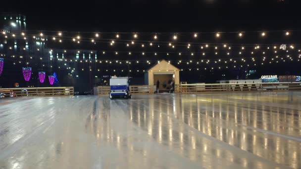Ουκρανία Kharkov Δεκέμβριος 2019 Παγοδρόμιο μηχανή προετοιμασίας Μηχανισμός για τον καθαρισμό πάγου — Αρχείο Βίντεο