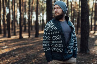 Sakallı yakışıklı açık portresi. Rahat sonbahar moda portre