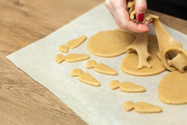 Taze hamur ürünleri evde kurabiye yapma eller, yakın çekim — Stok fotoğraf