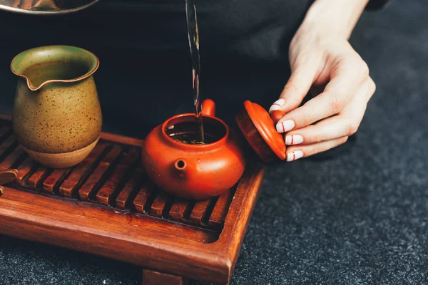 Традиционная чайная церемония с женской рукой — стоковое фото