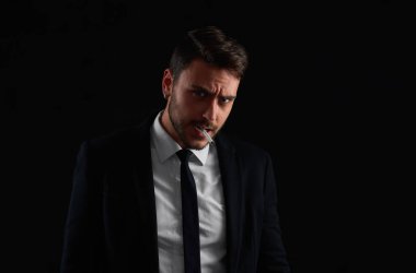 Genç iş adamının portresini kapat. Beyaz adam iş elbisesi stüdyo gri arka plan.