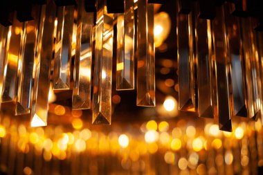 Aydınlatılmış retro tarzı lamba koyu arkaplanı kapat ve sıcak ışık arkaplanını kapat