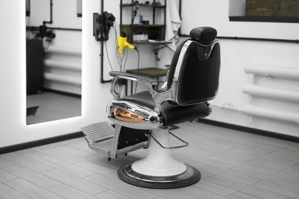 Класичні старовинні стільці для перукарів протилежне дзеркало стильний інтер'єр білого перукарні . — стокове фото