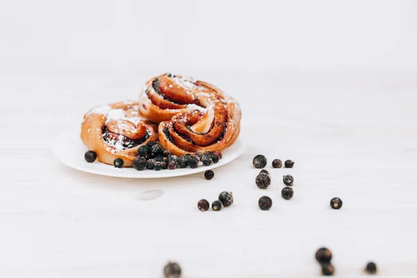 Rustikal Mit Schwarzer Aktueller Beerenfüllung Auf Weißem Holztischhintergrund Leckeres Frühstück — Stockfoto