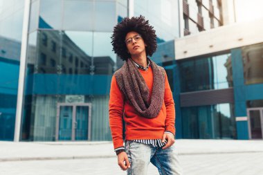 Şık karışık ırk adam, herhangi bir amaç için büyük tasarım. Genç öğrenci adam. Gençlik yaşam tarzı. Yaz şehir stereet yürüyüş ve eğlenin