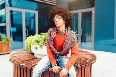 Şık karışık ırk adam, herhangi bir amaç için büyük tasarım. Genç öğrenci adam. Gençlik yaşam tarzı. Yaz şehir stereet yürüyüş ve eğlenin