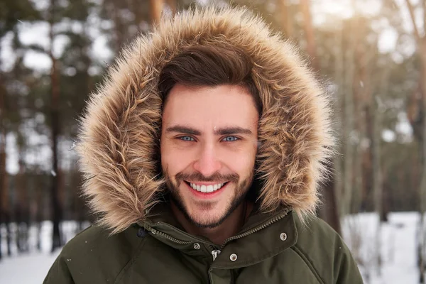 Beau Jeune Homme Caucasien Barbu Debout Extérieur Capuche Fourrure Dans — Photo