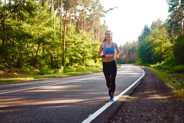 Hermosa Atleta Joven Caucásica Corre Soleado Día Verano Camino Asfalto — Foto de Stock