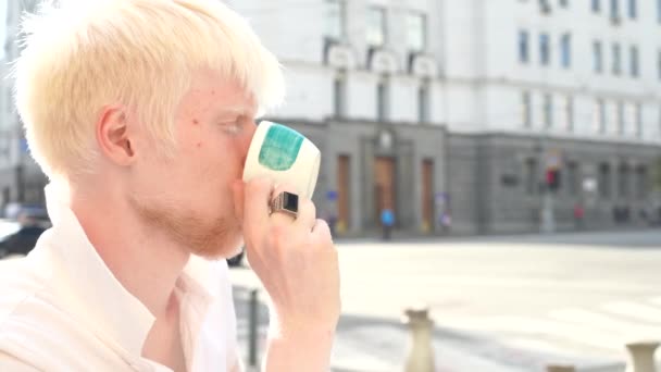 Portrait d'un homme albinos debout en plein air — Video