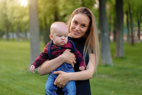 Beautiful Young Mother Walks Her Little Son Summer Park Cute — Stock Photo, Image