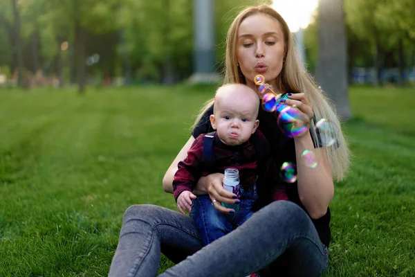Young Caucasian Mother Inflates Soap Bubbles Her Little Son Park — Stock Photo, Image