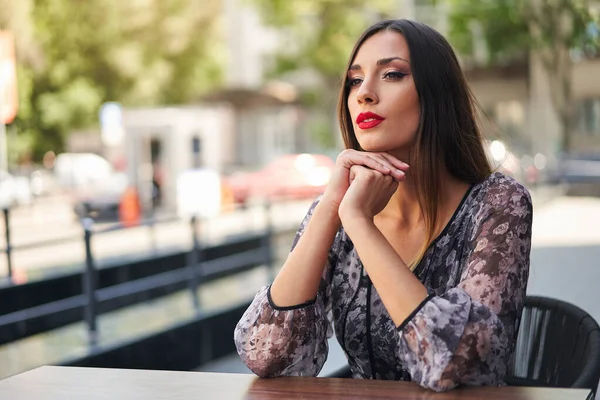 Bella Elegante Ragazza Con Capelli Lunghi Tinti Scuri Siede Tavolo — Foto Stock